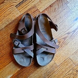 Size 9 (40) brown cross-strap sandals